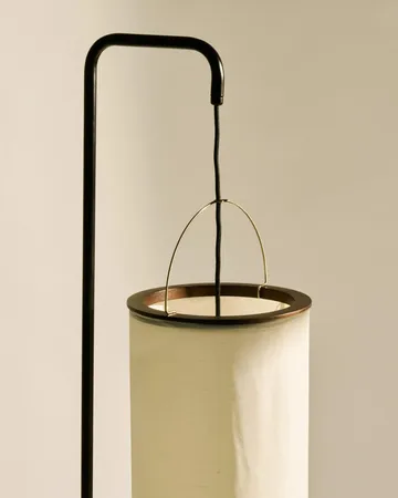 Silk Lantern Stehlampe - Natural white silk-semi matt Schwarz, 163 cm - GUBI
