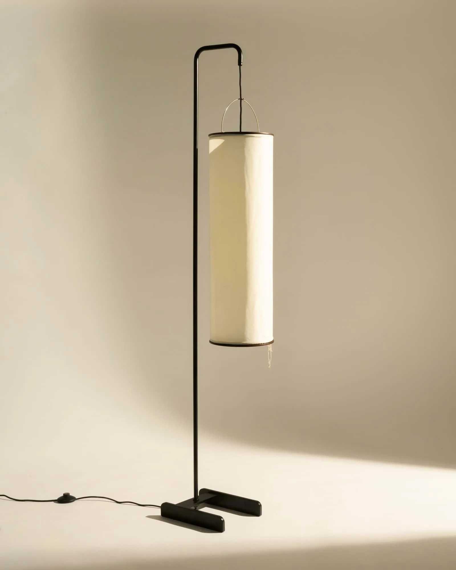 Silk Lantern Stehlampe, Natural white silk-semi matt Schwarz, 163 cm GUBI