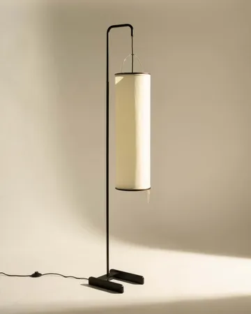 Silk Lantern Stehlampe - Natural white silk-semi matt Schwarz, 163 cm - GUBI