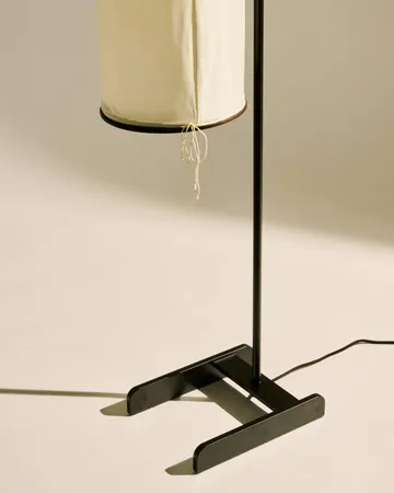Silk Lantern Stehlampe - Natural white silk-semi matt Schwarz, 163 cm - GUBI