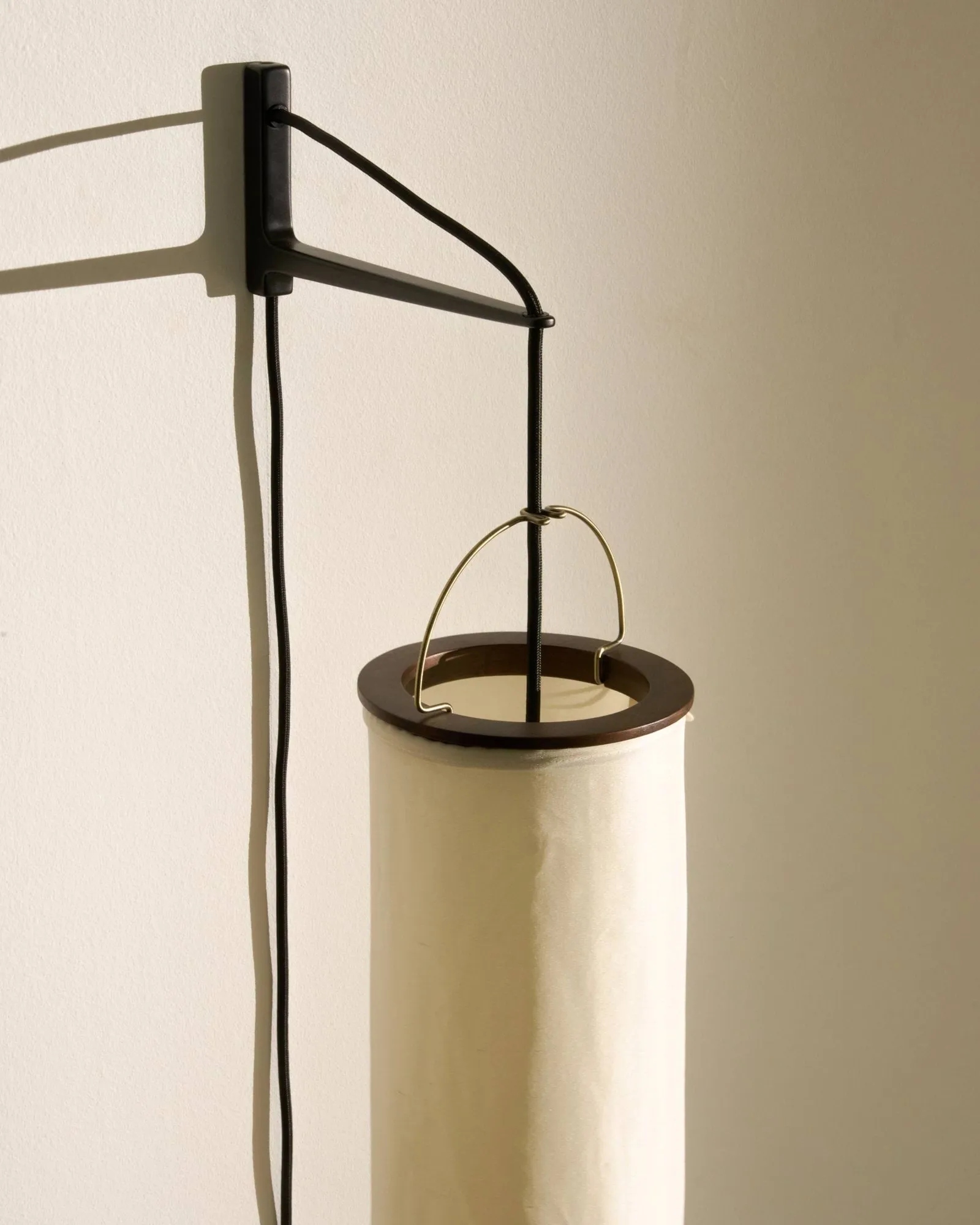 Silk Lantern Wandleuchte, Natural white silk-semi matt Schwarz GUBI