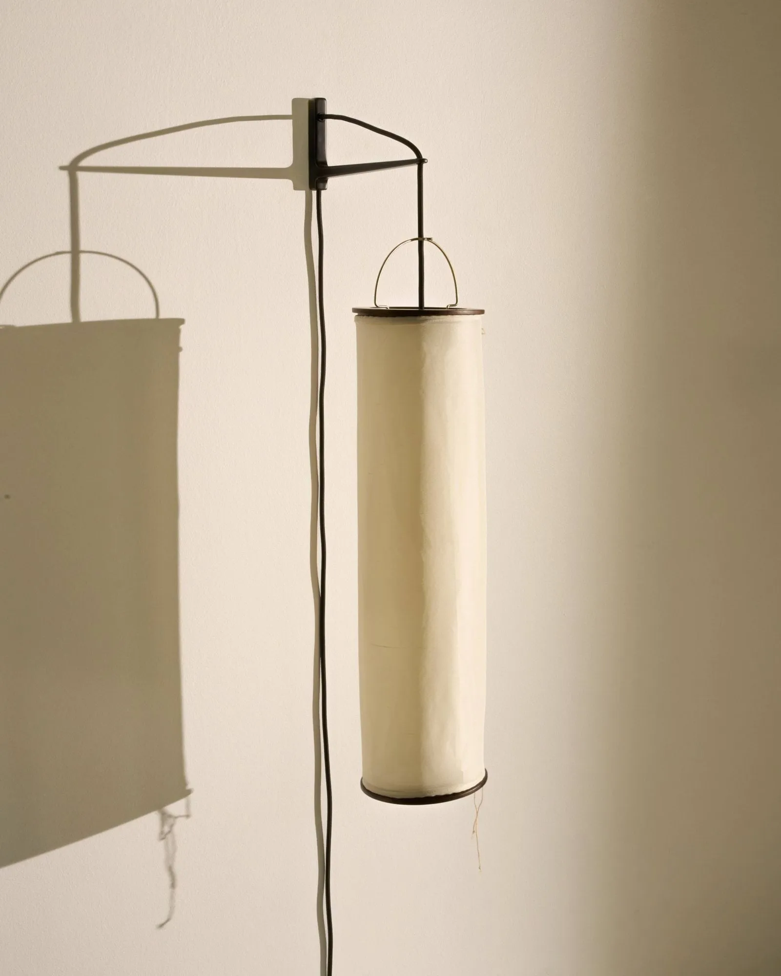 Silk Lantern Wandleuchte, Natural white silk-semi matt Schwarz GUBI