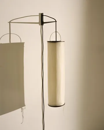 Silk Lantern Wandleuchte - Natural white silk-semi matt Schwarz - GUBI