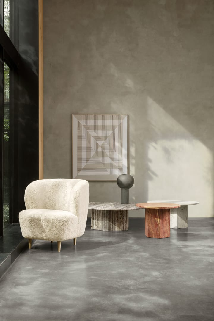 Stay Small Loungesessel, Schaffell Moonlight-Eiche lackiert GUBI