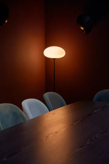 Stemlite Stehleuchte - Black chrome-Opalglas, 110 cm - GUBI