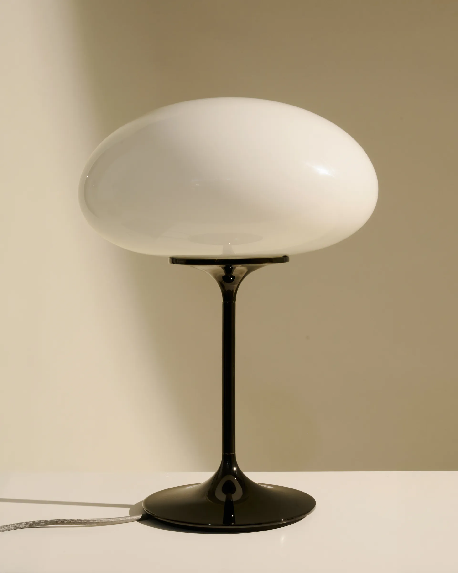 Stemlite Tischleuchte, Black chrome-Opalglas, 42 cm GUBI