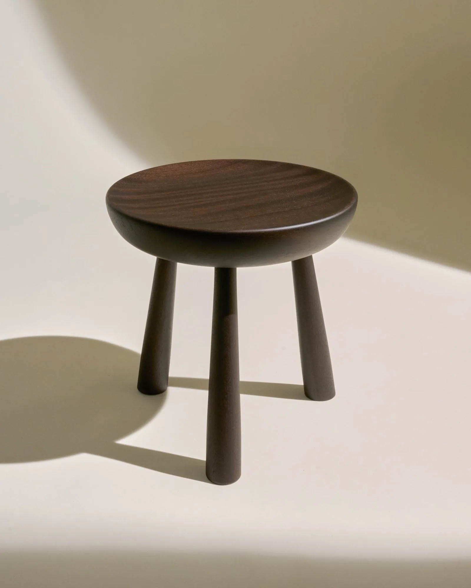 Totto Hocker, Dunkel gebeiztes lackiertes Sapelli, Ø31x32,6 cm GUBI