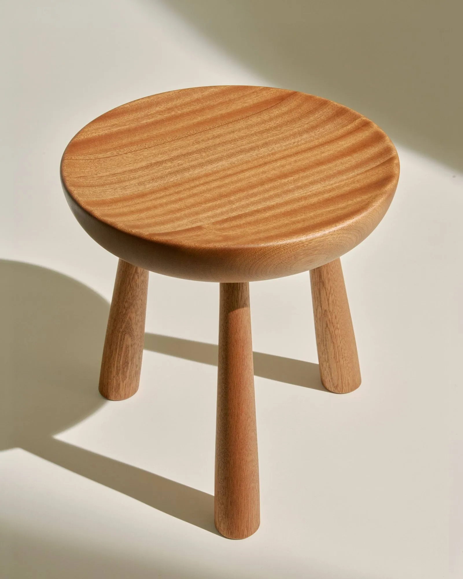 Totto Hocker, Lackiertes Sapeli, Ø31x32,6 cm GUBI