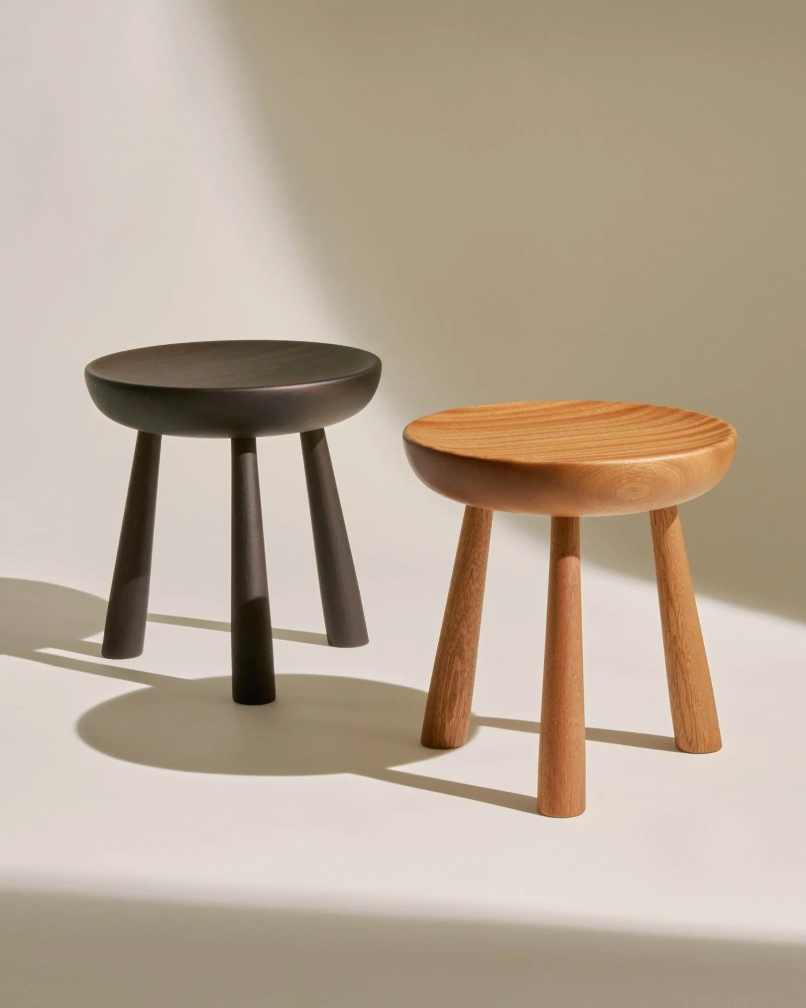 Totto Hocker, Lackiertes Sapeli, Ø31x32,6 cm GUBI