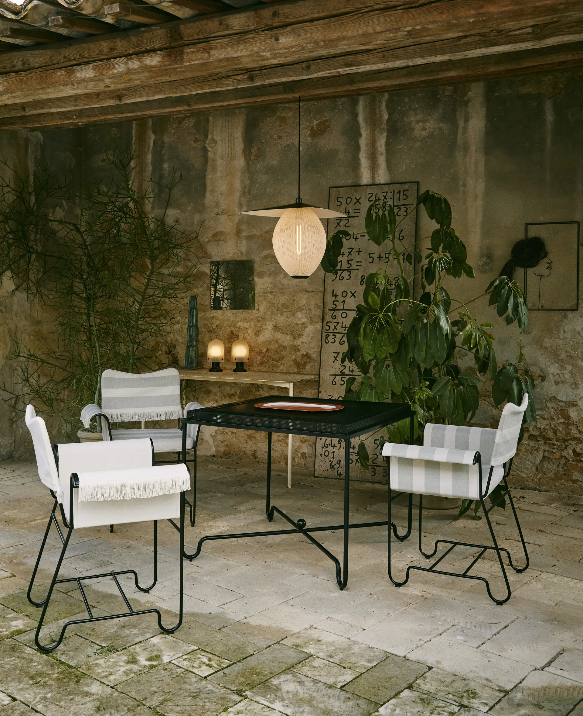 Tropique Tisch 90 x 90 x 75cm, Classic black GUBI