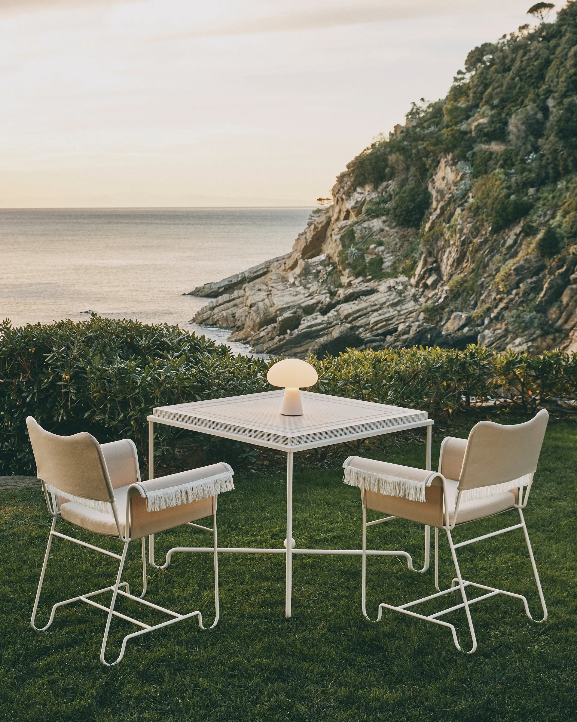Tropique Tisch 90 x 90 x 75cm, Classic white semi matt GUBI