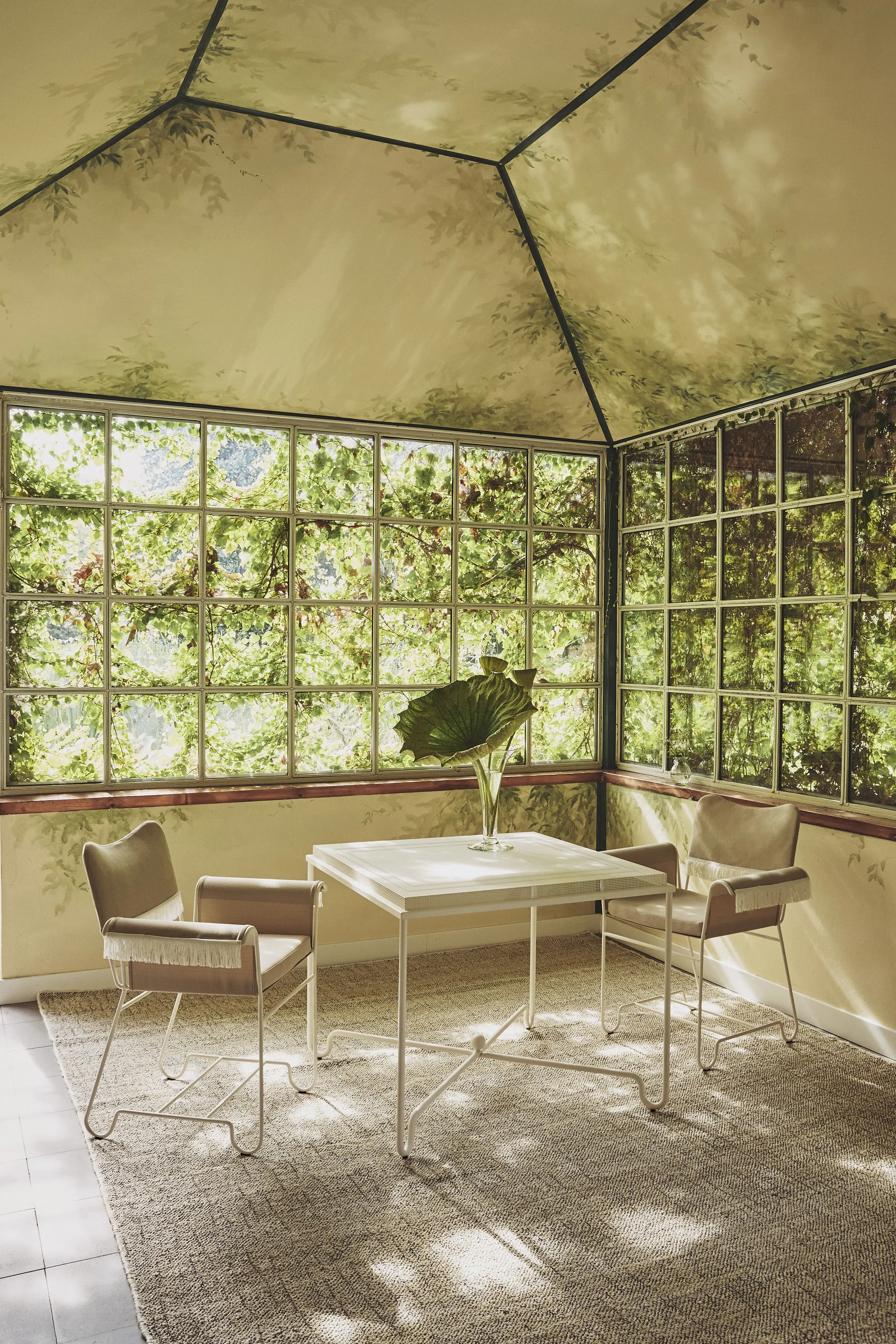 Tropique Tisch 90 x 90 x 75cm, Classic white semi matt GUBI