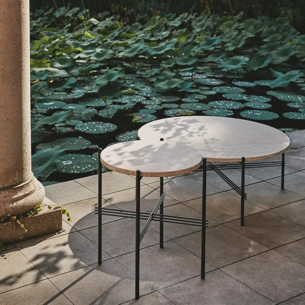TS Outdoor Couchtisch, Weißer Travertin-svart GUBI