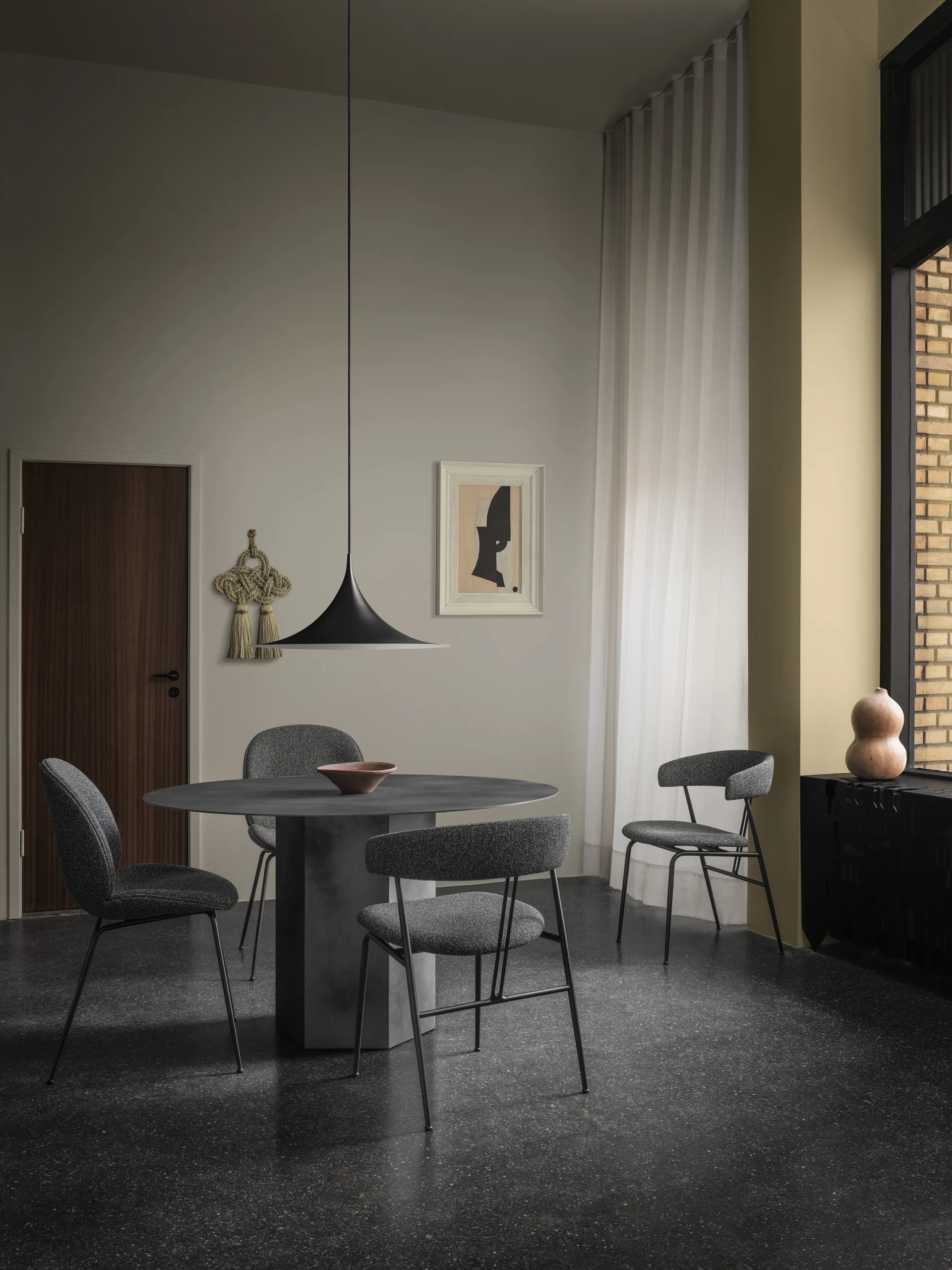 Violin Stuhl, Around bouclé 023-black GUBI