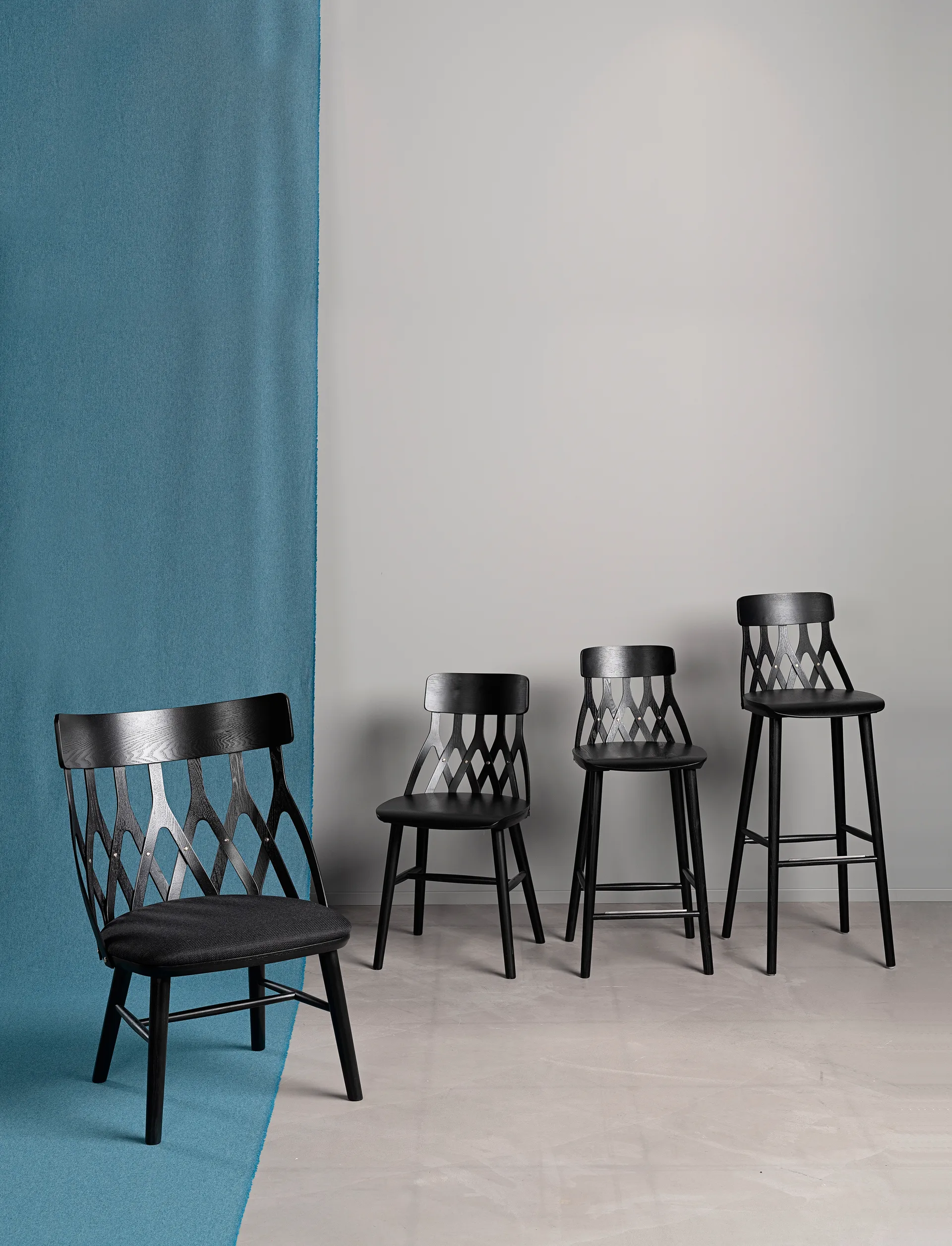 Y5 Loungestuhl, Schwarz gebeizt-schwarzes Kissen Hans K