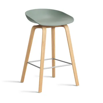 About a Stool 32 Low Barhocker lackiertes Eichengestell 2.0 - Fall green-Edelstahlstütze - HAY