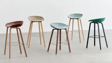 About a Stool 32 Low Barhocker lackiertes Eichengestell 2.0 - Schwarz-schwarz Stahlstütze - HAY