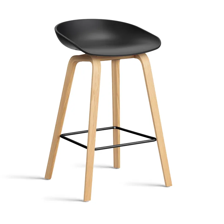About a Stool 32 Low Barhocker lackiertes Eichengestell 2.0 - Schwarz-schwarz Stahlstütze - HAY