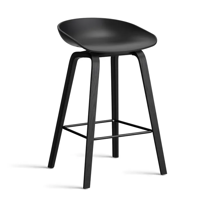 About a Stool 32 Low Barhocker schwarzes Eichen­gestell 2.0 - Schwarz-schwarze Stahlstütze - HAY