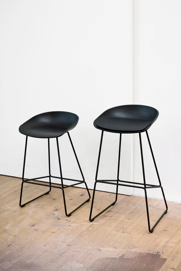 About a Stool 38 High Barhocker 2.0 - Schwarz-schwarzes Stahlgestell - HAY