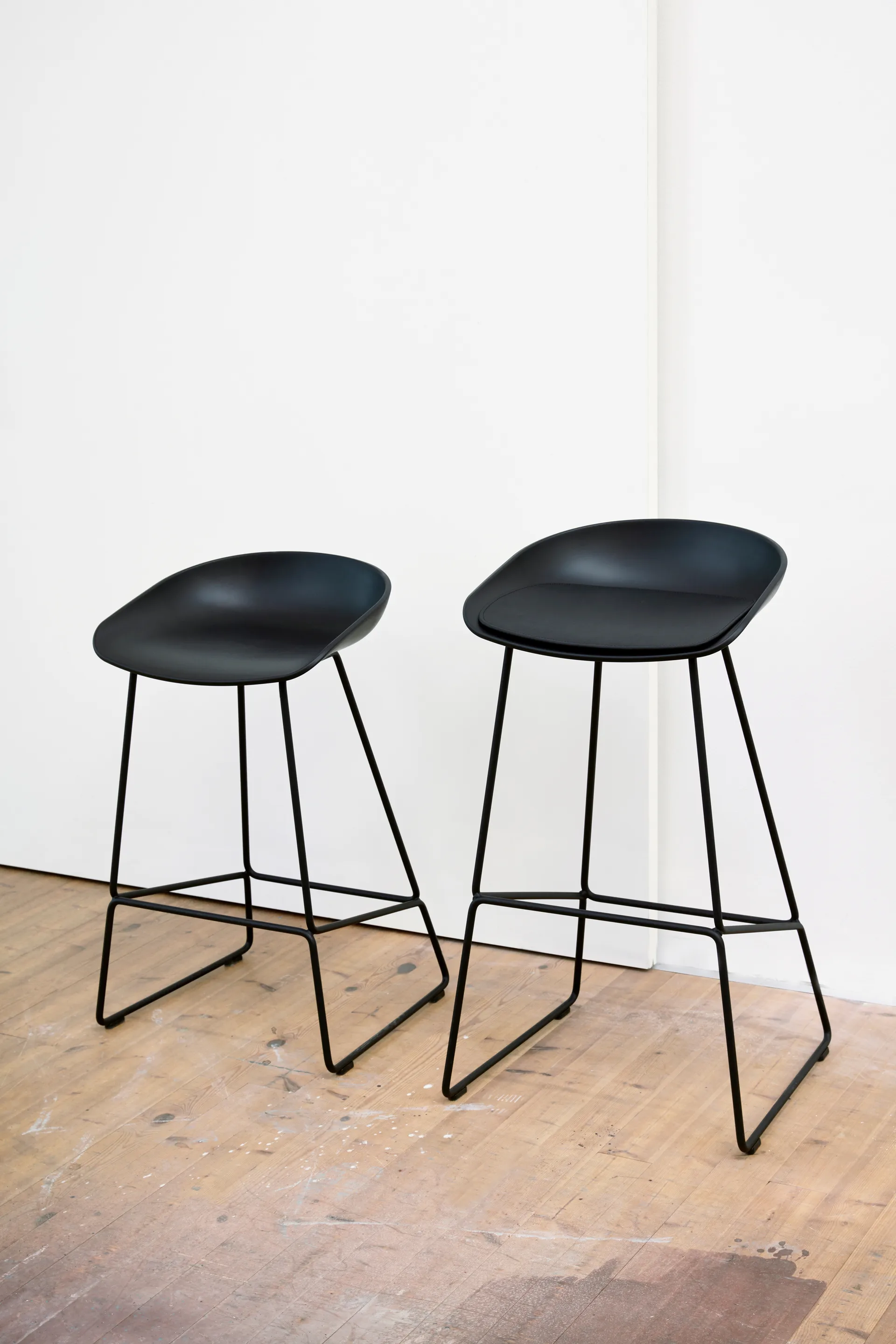 About a Stool 38 Low Barhocker 2.0, Schwarz-schwarz Stahlgestell HAY