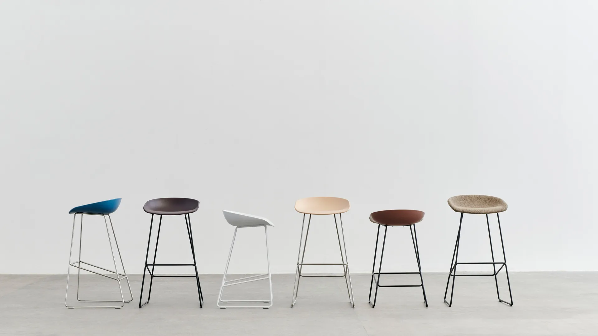 About a Stool 38 Low Barhocker 2.0, Soft brick-schwarzes Stahlgestell HAY