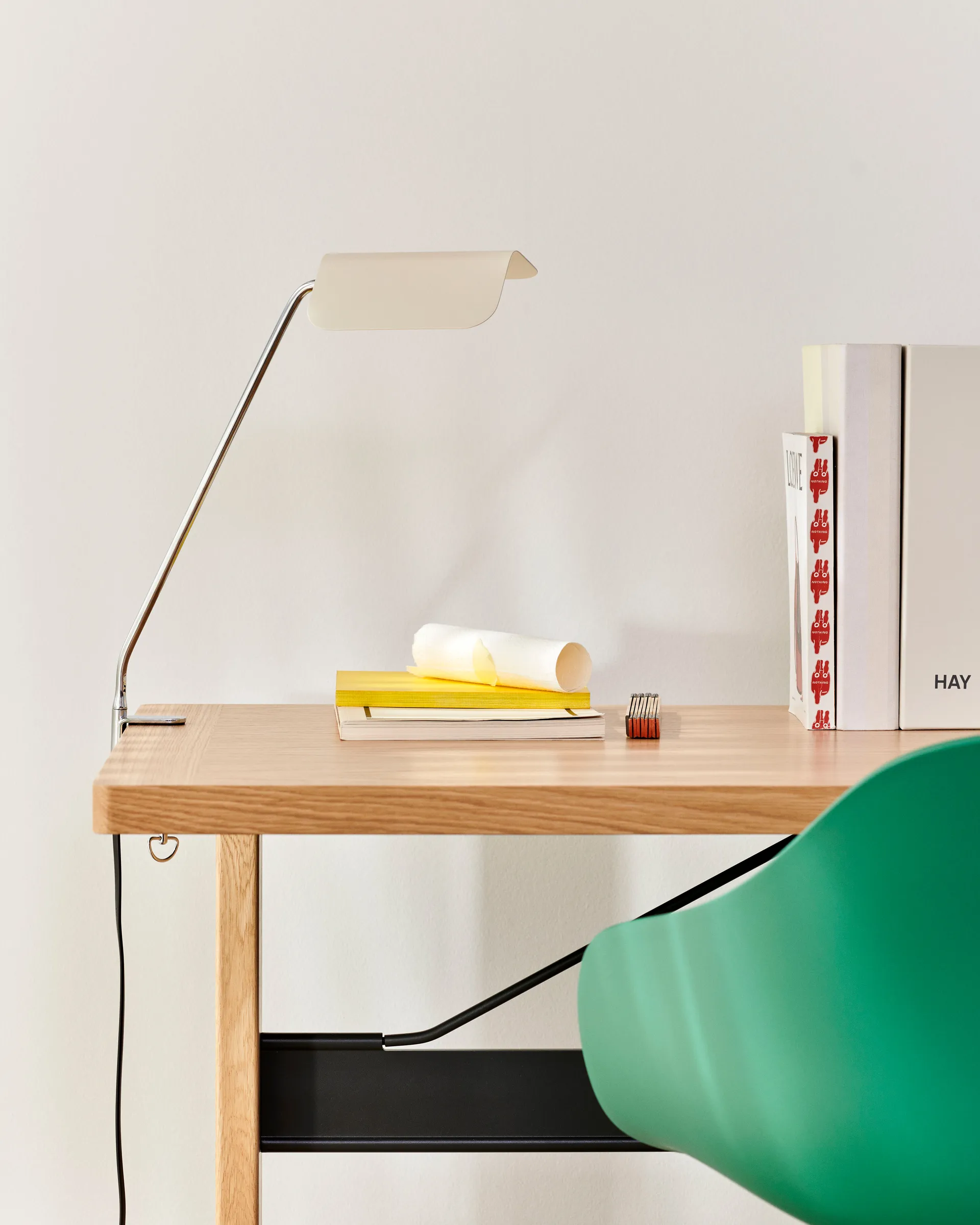 Apex Clip Schreibtischlampe, Oyster white HAY