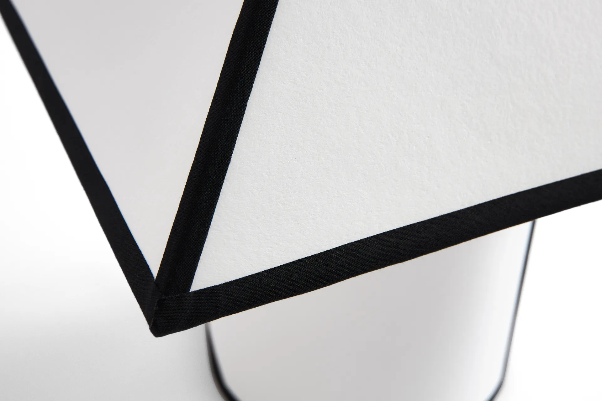 Ava pyramid Tischlampe 29 cm, White HAY