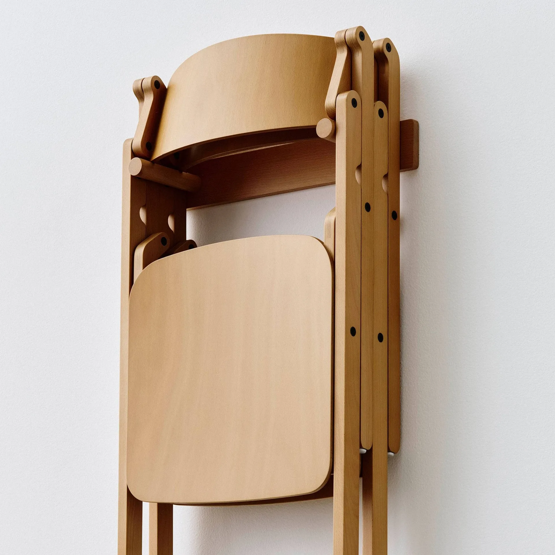 Backflip Chair Wandhalterung für Stuhl, Golden lackierte Buche HAY