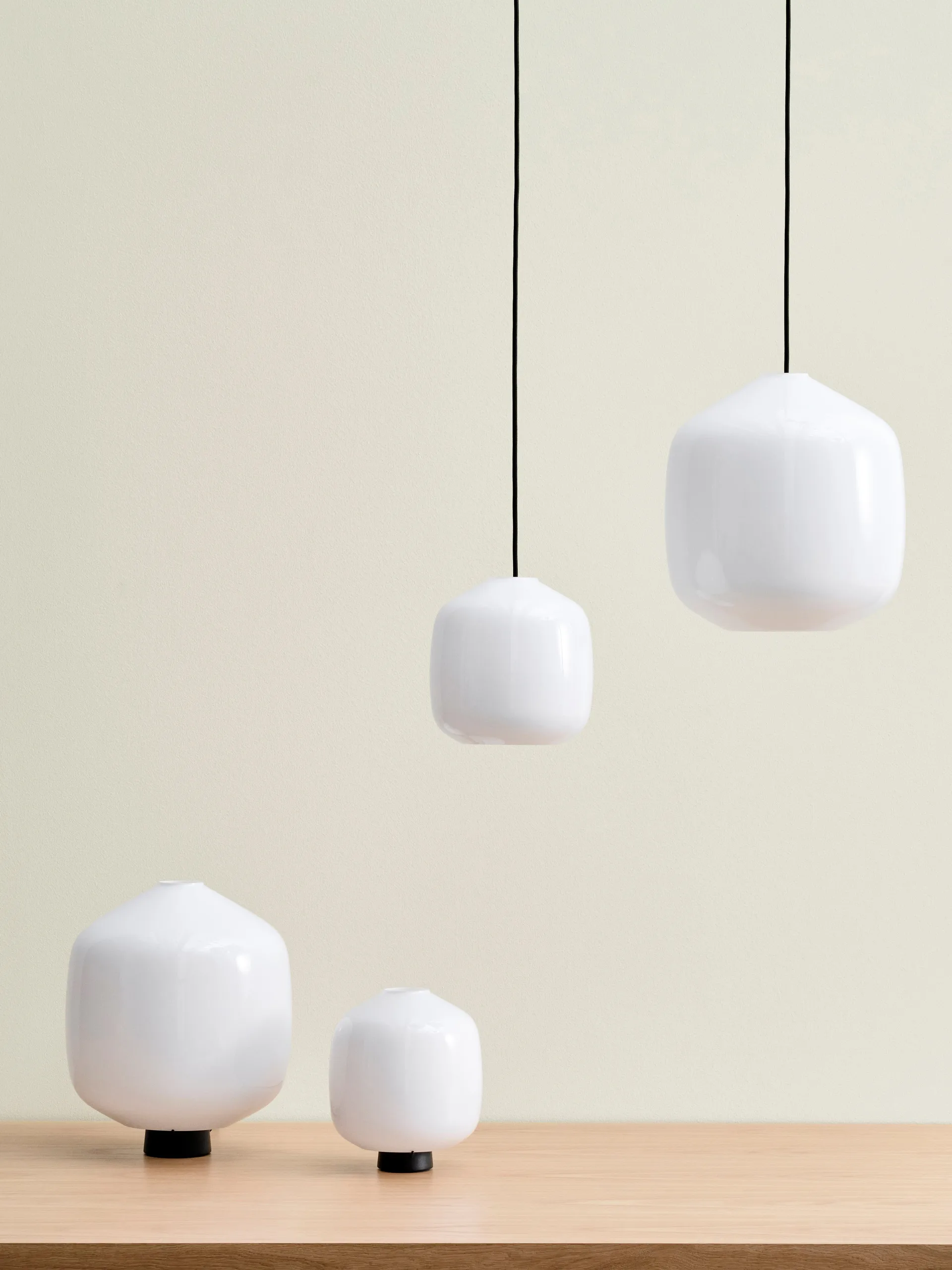 Buoy Tischleuchte Ø30 cm, Opal glass-soft black HAY