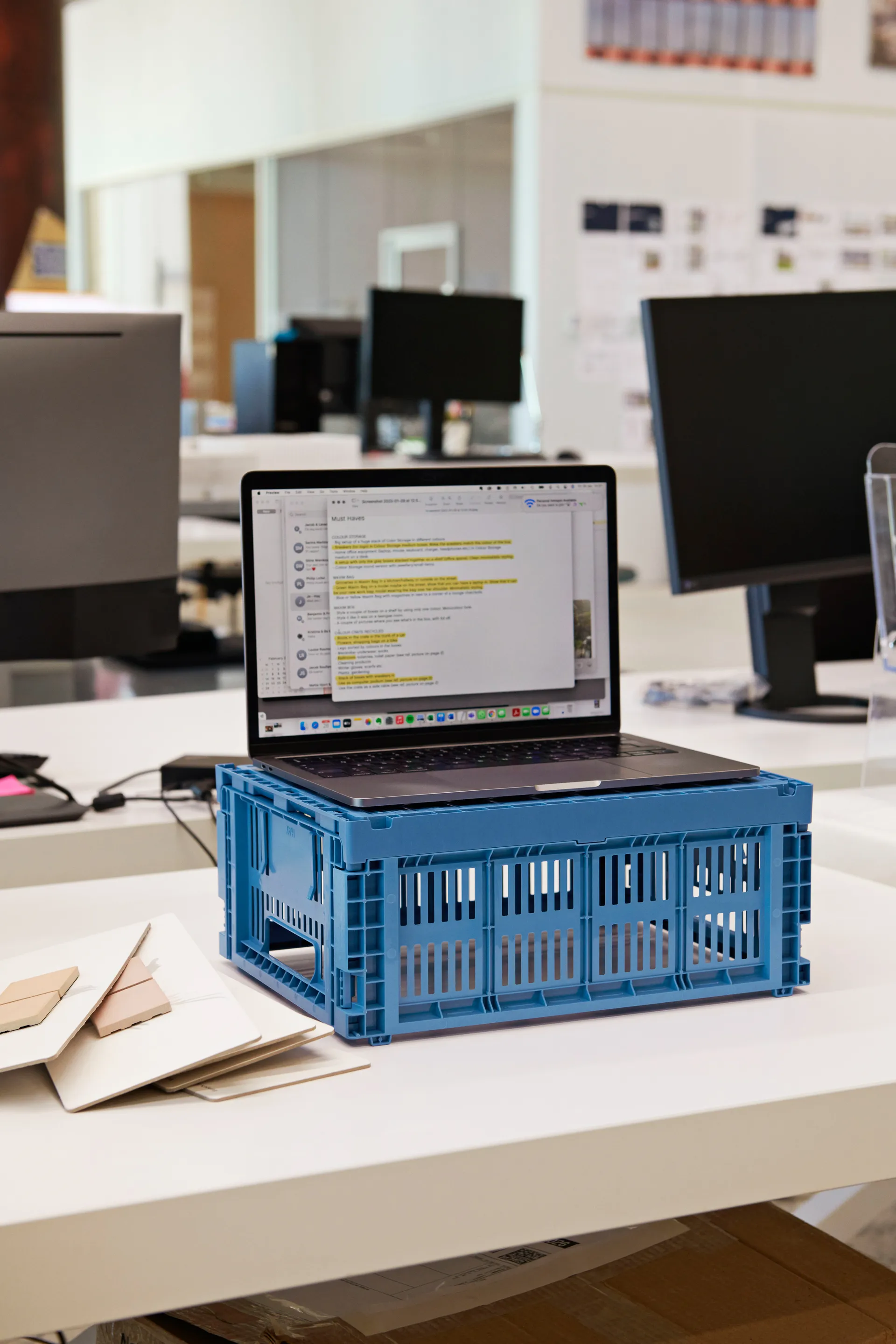 Colour Crate M 26,5 x 34,5cm, Electric blue HAY