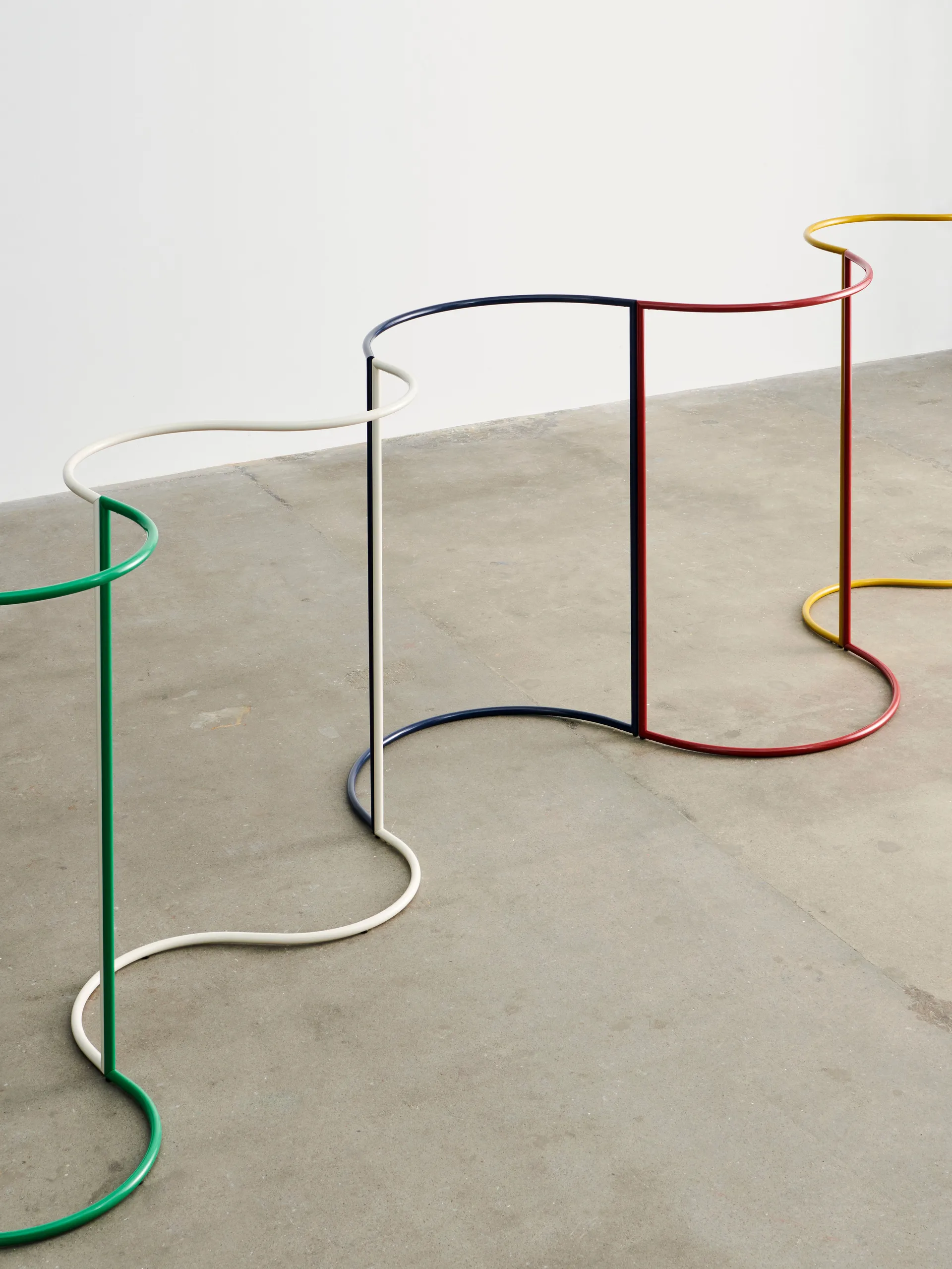 Colour Rack s-shape Kleiderständer 144,2x150 cm, Black HAY