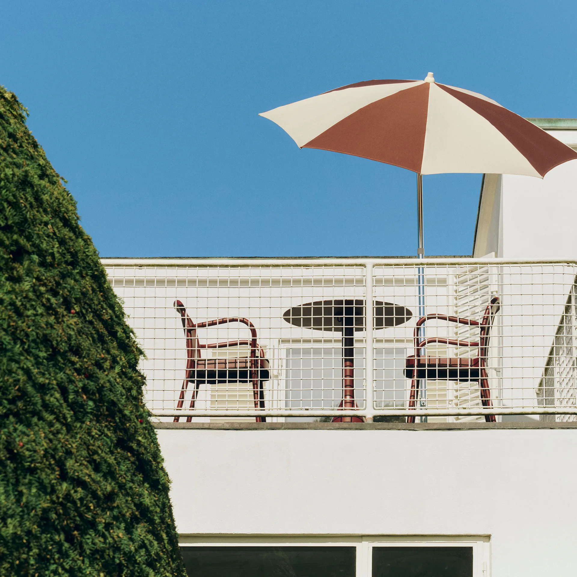 Deville Armlehnstuhl, Iron red HAY