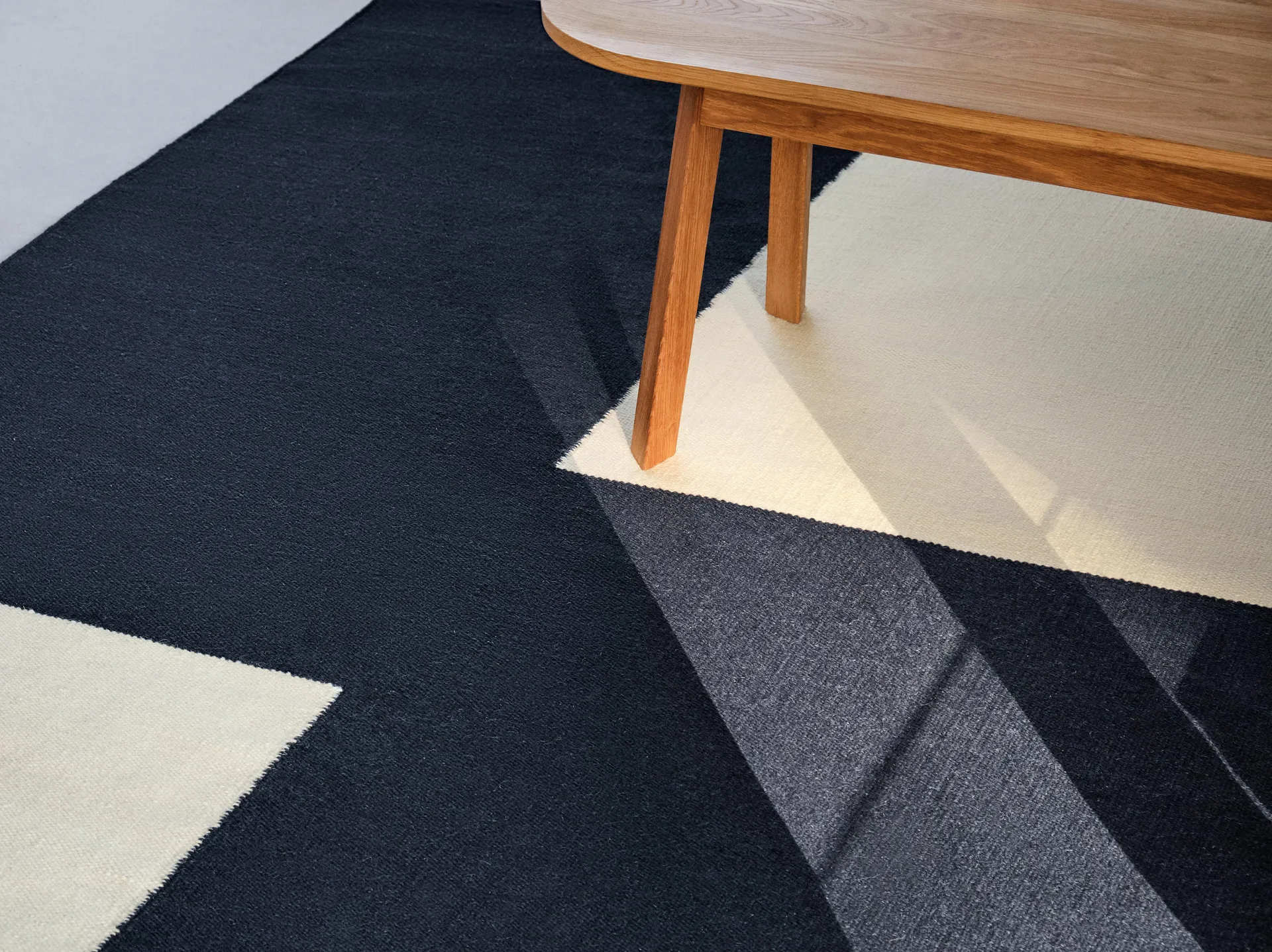 Ethan Cook Flat Works Teppich 170 x 240cm, Blue offset HAY