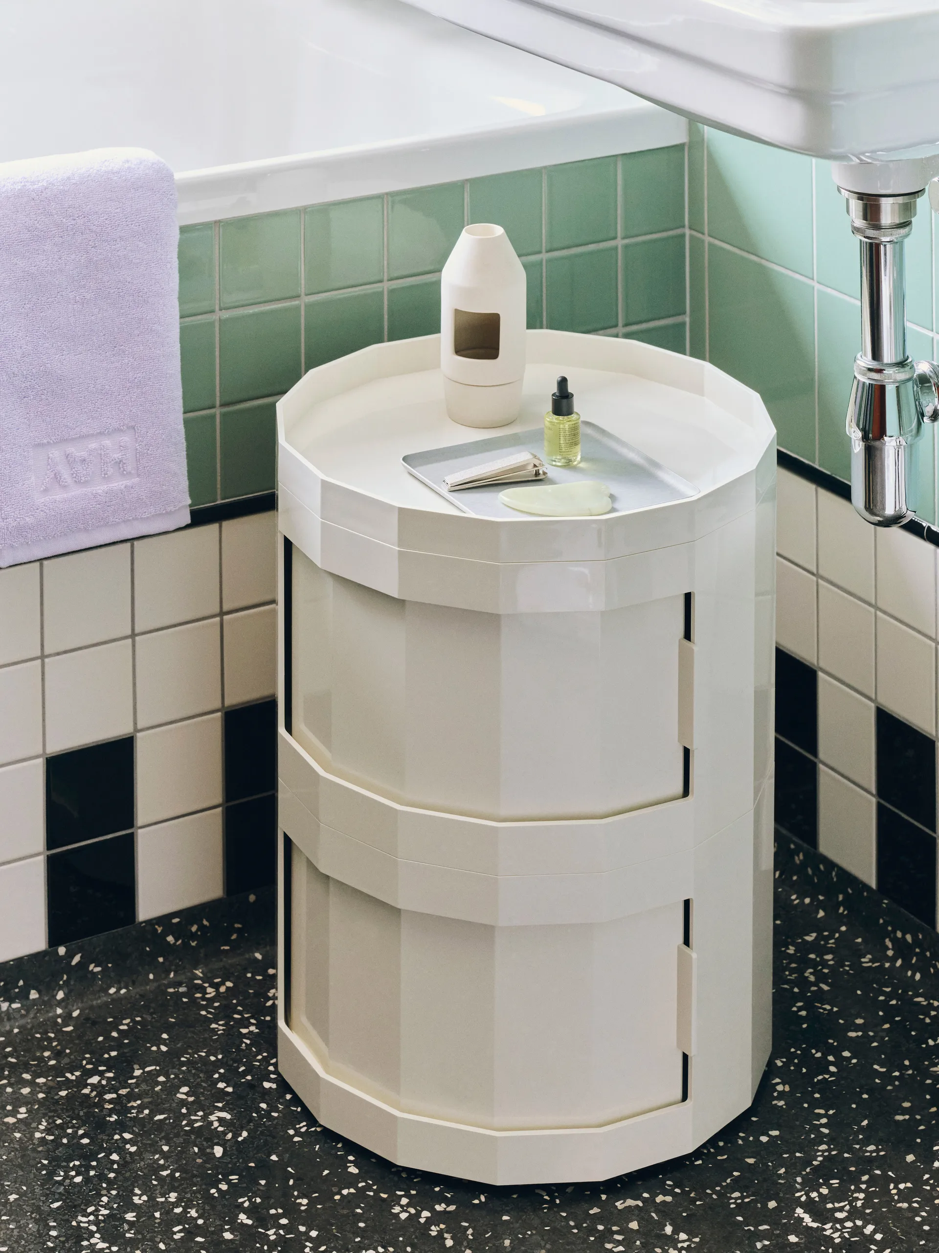 Facet Cabinet 20 Beistelltisch, Eggshell HAY