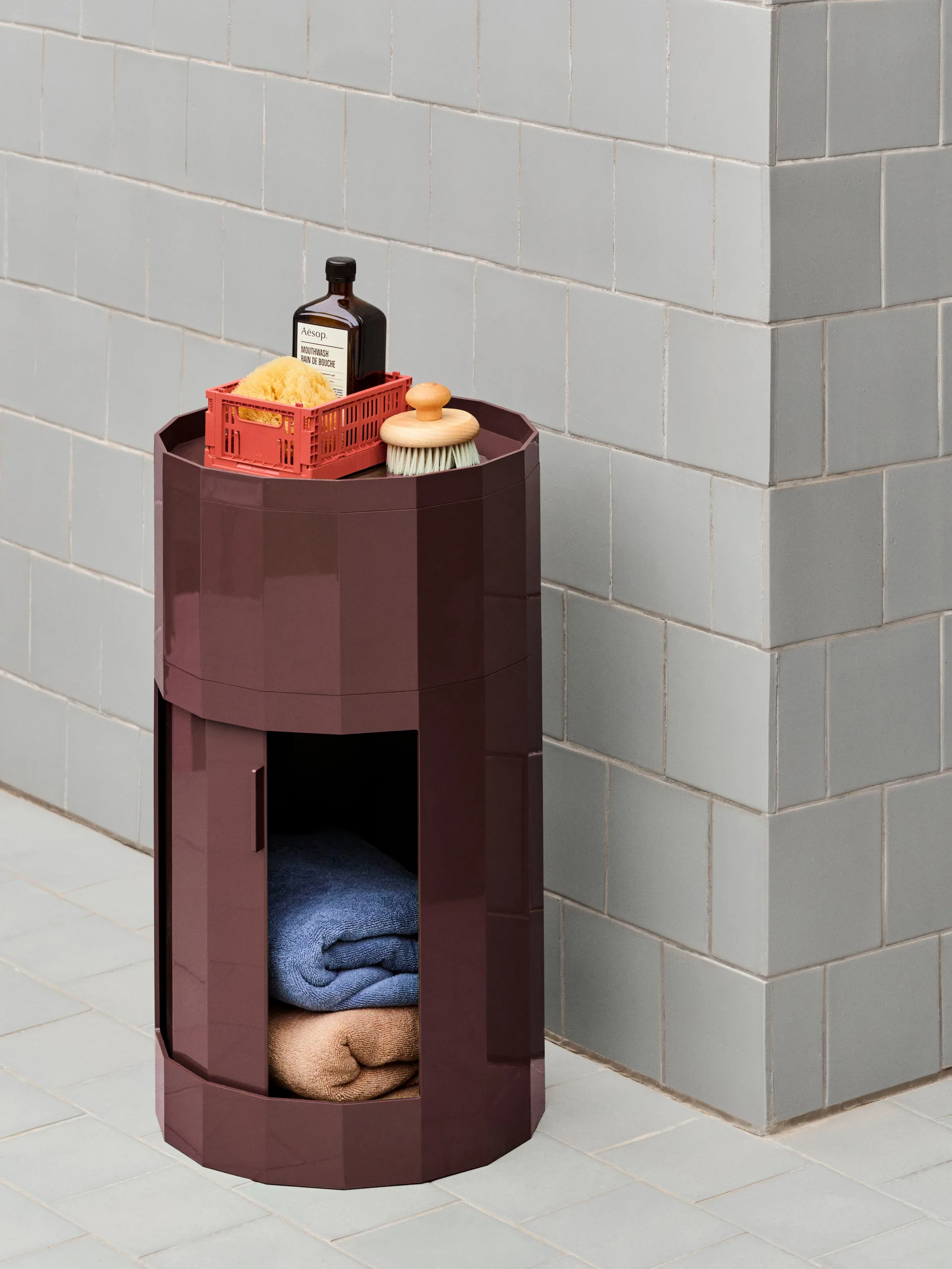 Facet Cabinet high Beistelltisch Füße/Räder 66 cm, Burgundy HAY