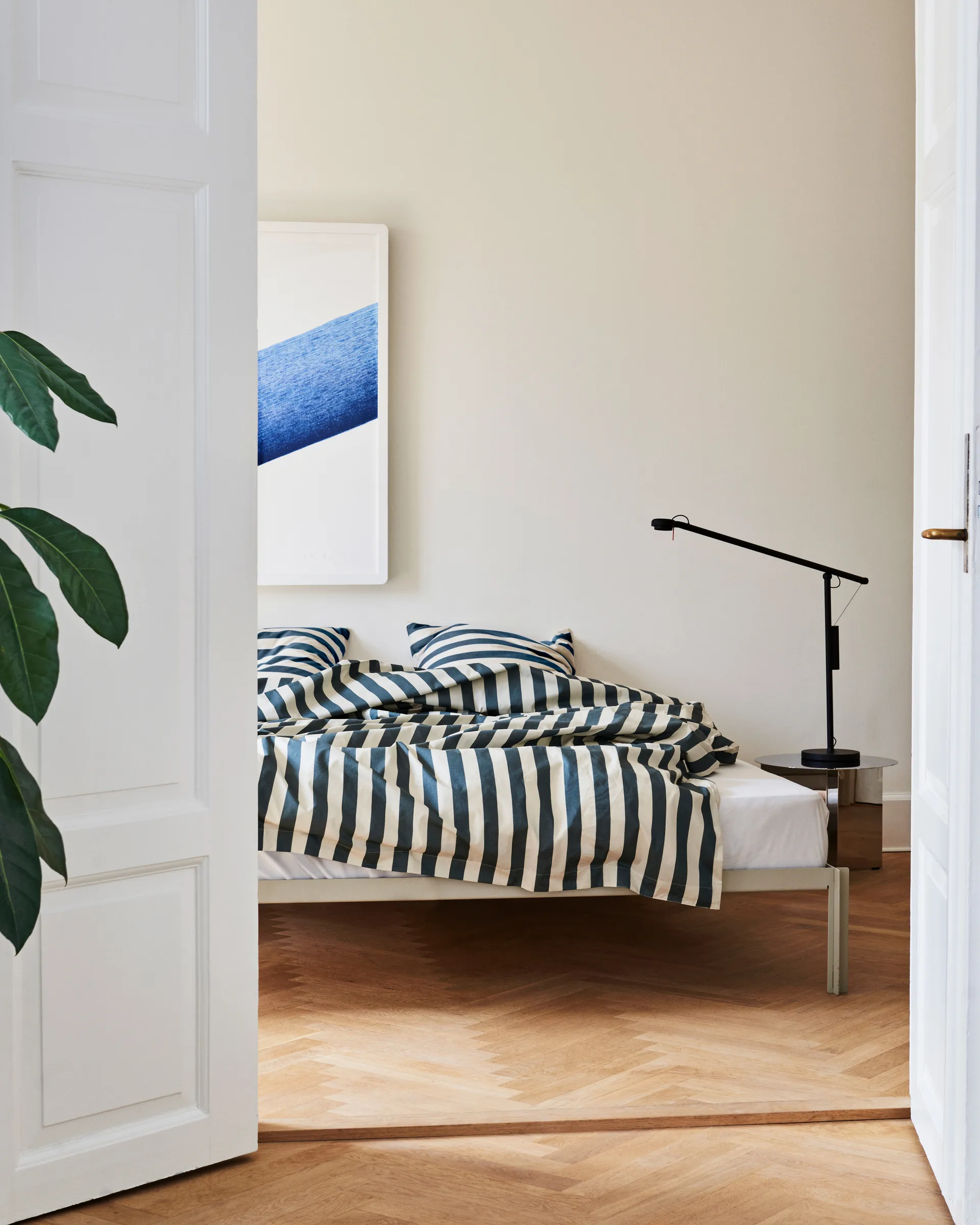 Fifty-Fifty Tischleuchte, Soft black HAY