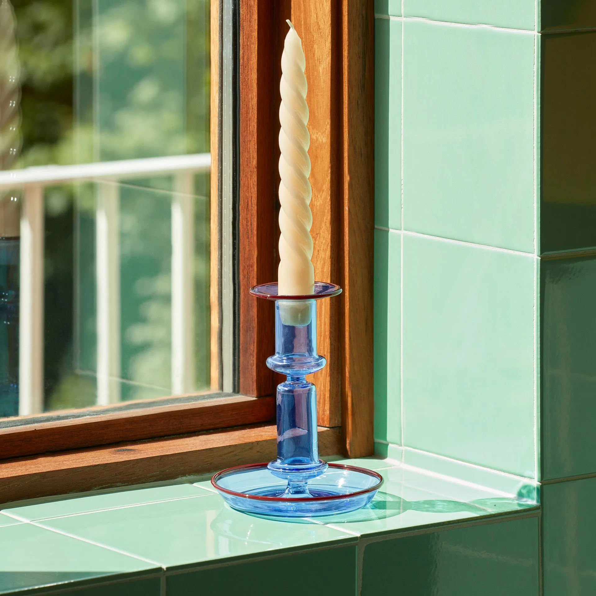 Flare medium Kerzenhalter, Light blue-red HAY