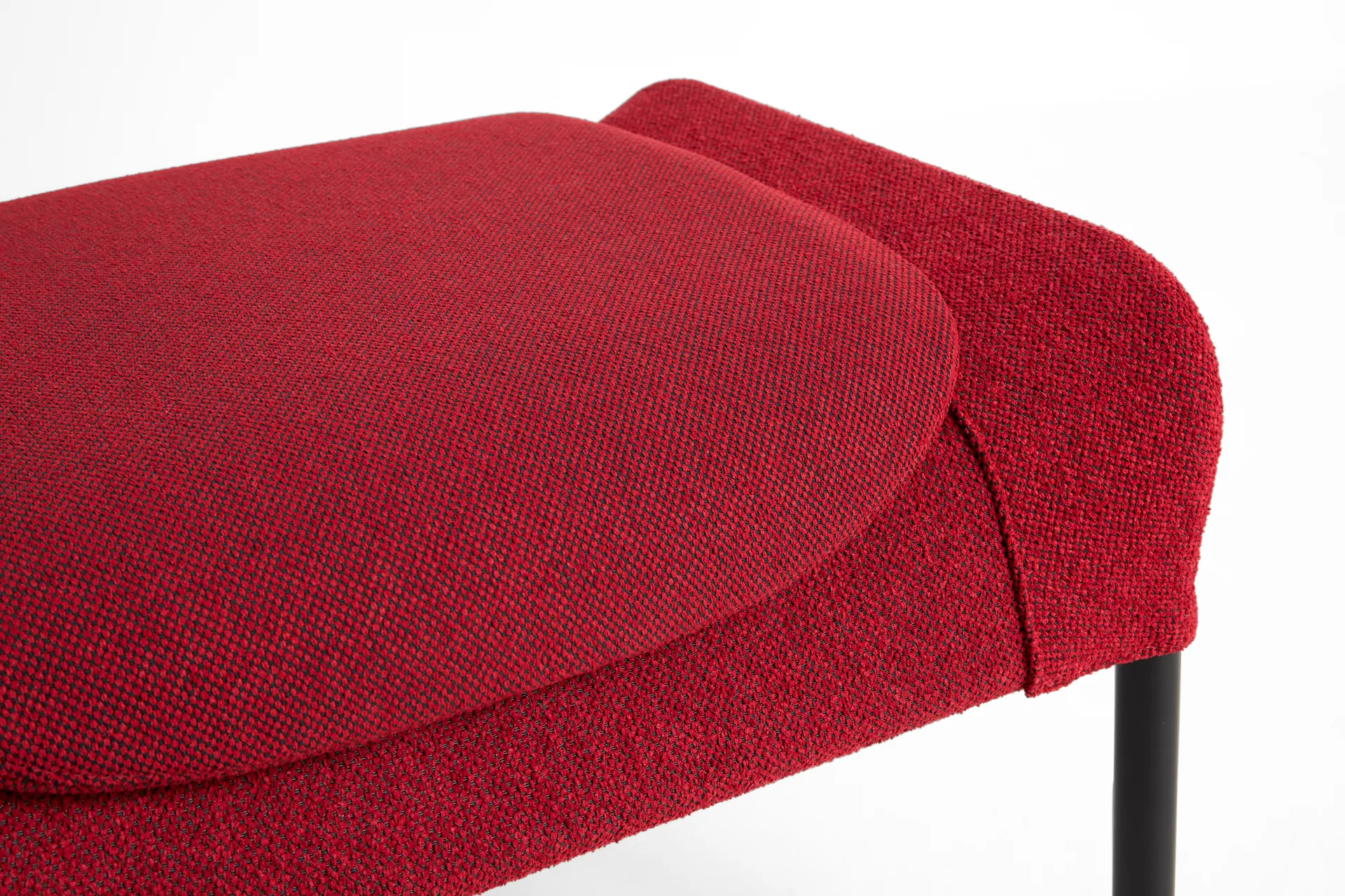 O2 Ottoman Fußhocker, Soft red-schwarz lackierter Stahl HAY