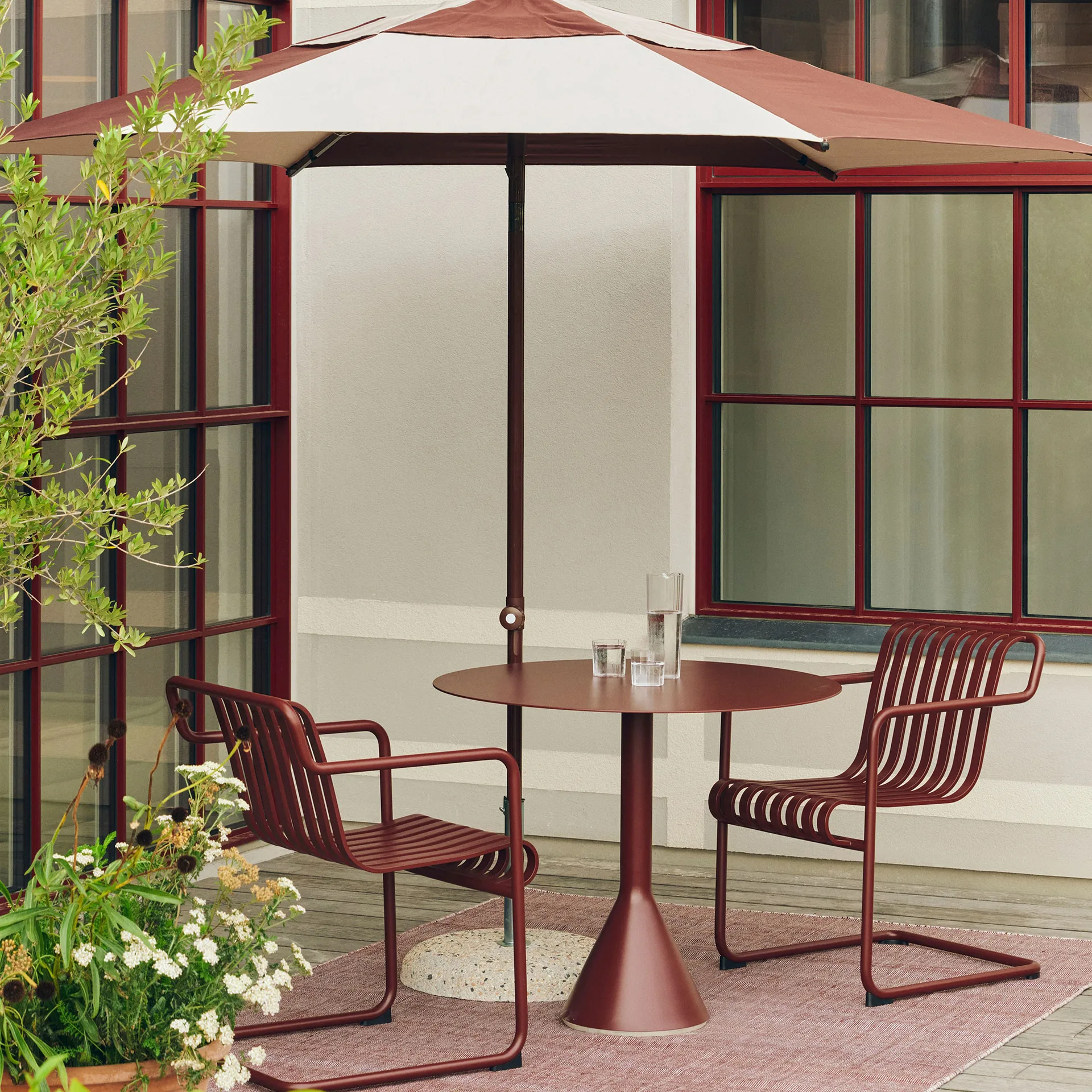 Palissade Cantilever Dining Armlehnstuhl, Iron red HAY
