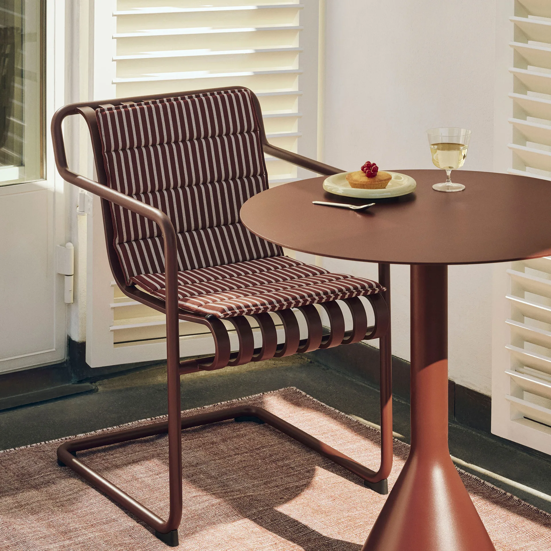 Palissade Cantilever Dining Armlehnstuhl, Iron red HAY