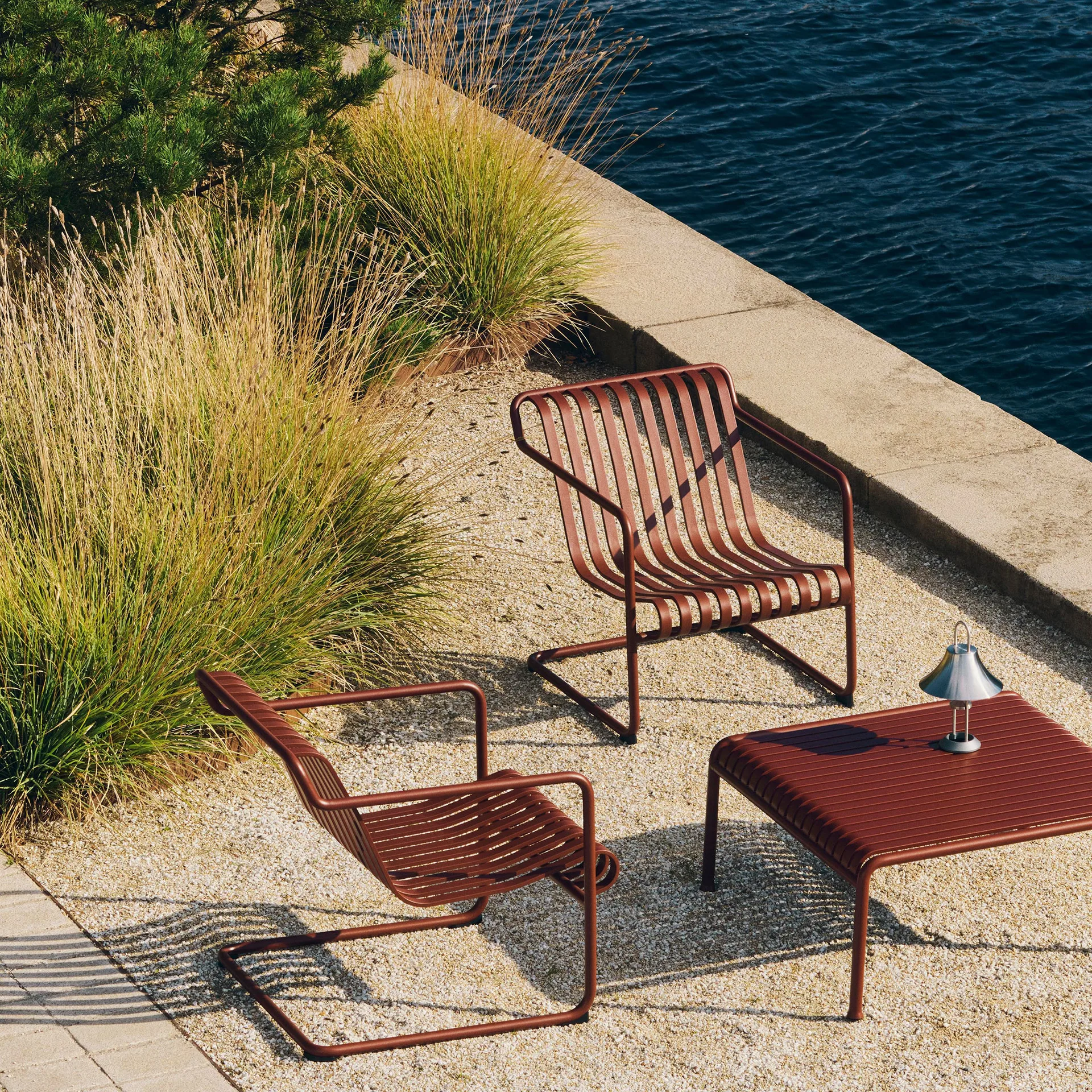 Palissade Cantilever Low Loungesessel, Iron red HAY