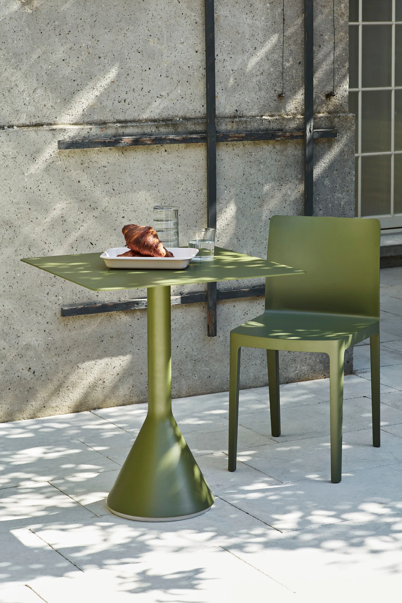 Palissade Cone quadratischer Café-Tisch 65x65 cm, Olive HAY