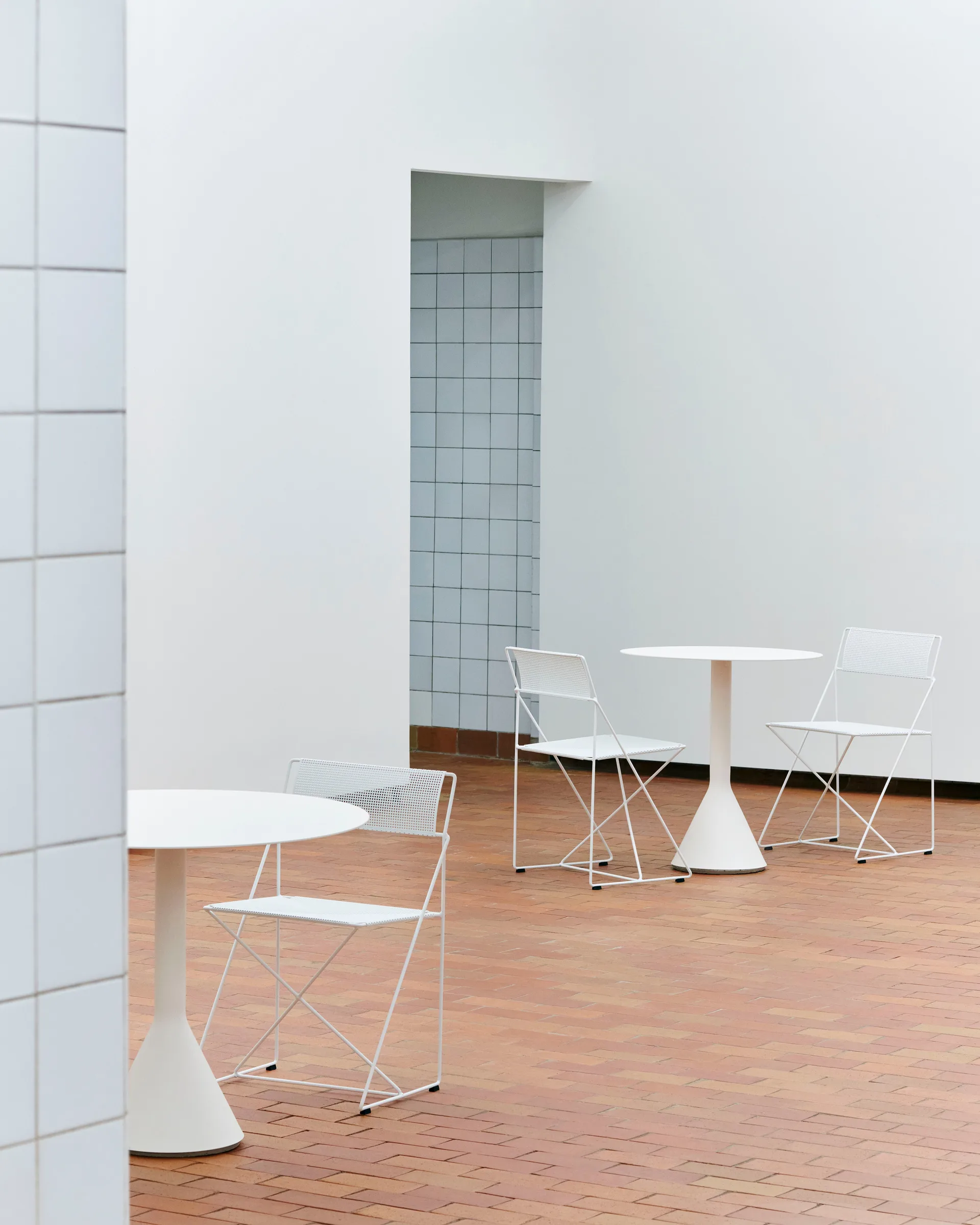 Palissade Cone runder Café-Tisch, Cream white, Ø70 cm HAY