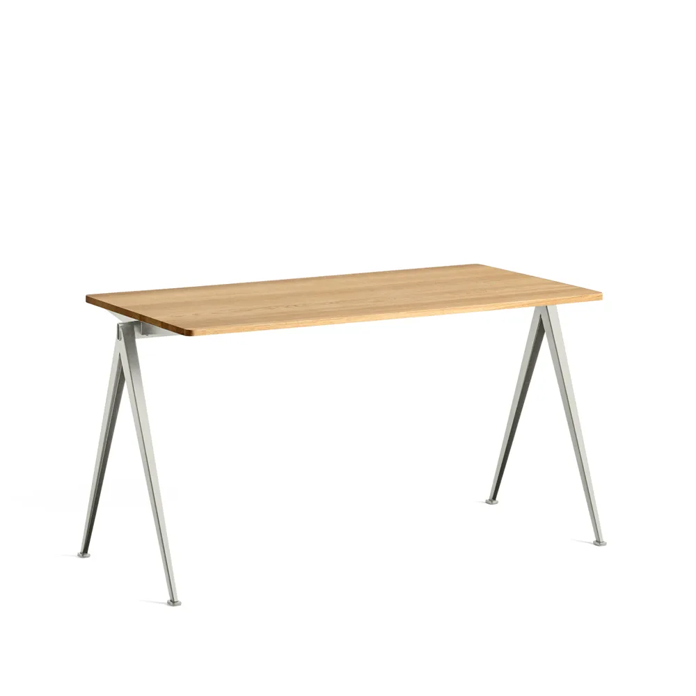 Pyramid 01 Schreibtisch, Oak clear lacquer-140x65cm-beige Stahlgestell HAY