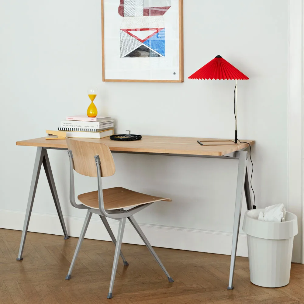 Pyramid 01 Schreibtisch, Oak clear lacquer-140x65cm-beige Stahlgestell HAY