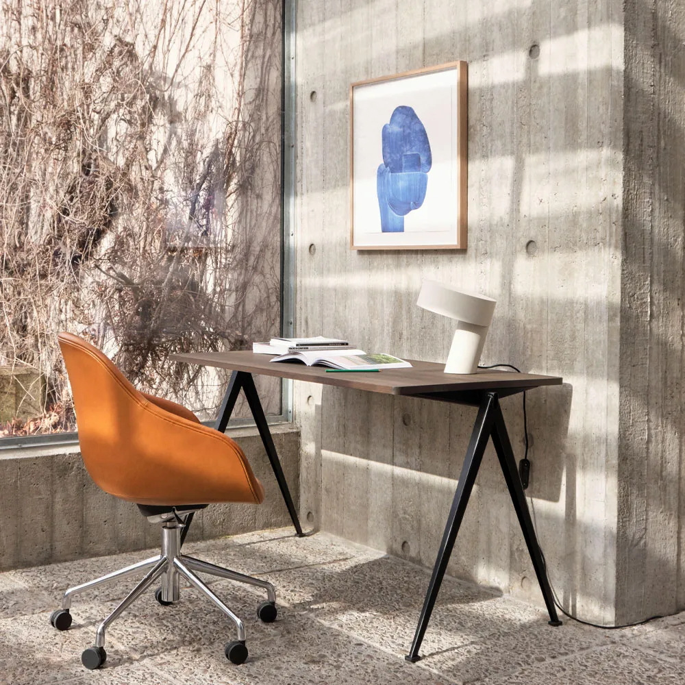 Pyramid 01 Schreibtisch, Oak clear lacquer-140x75cm-schwarzes Stahlgestell HAY