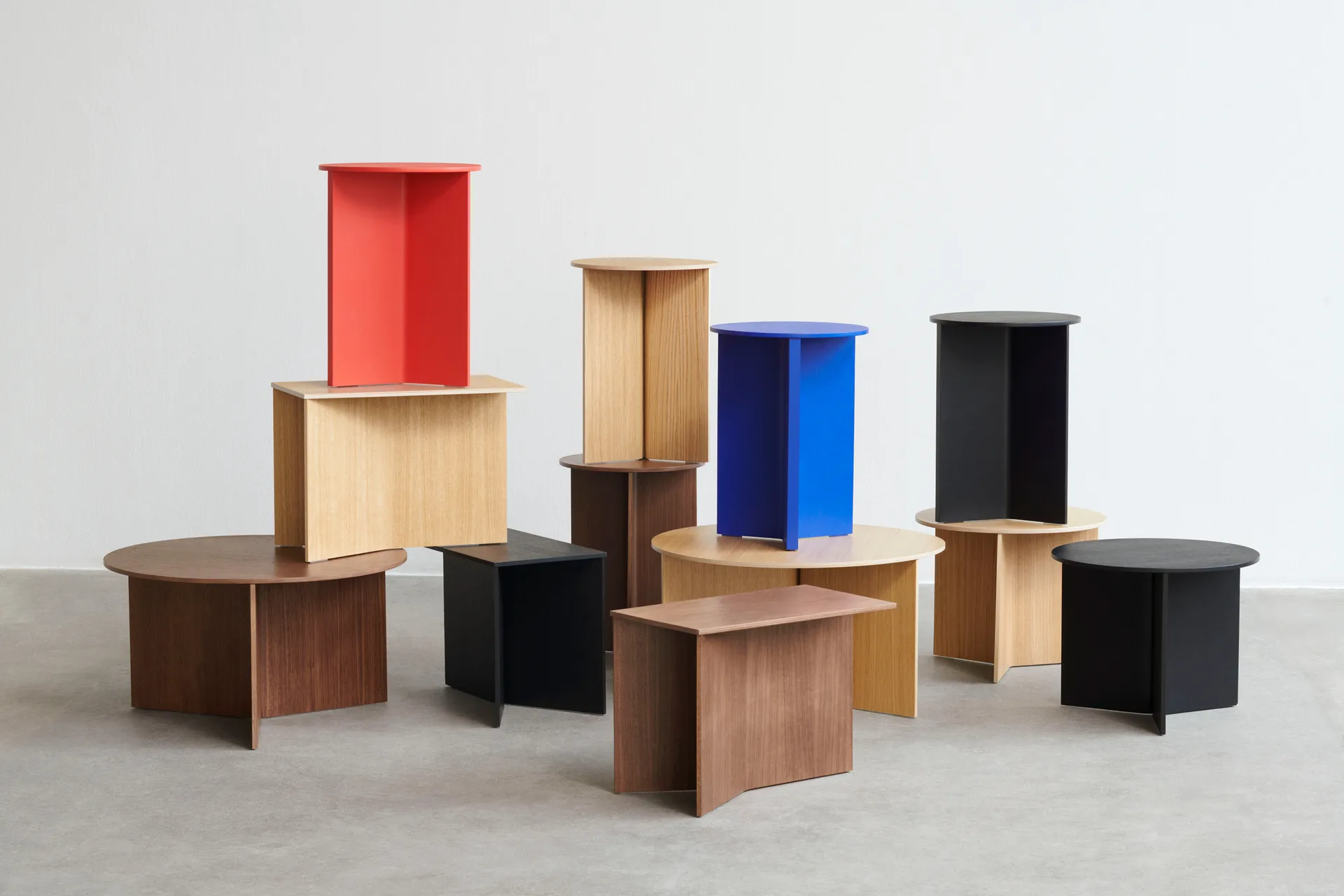 Slit Couchtisch Ø45 cm, Lacquered oak HAY