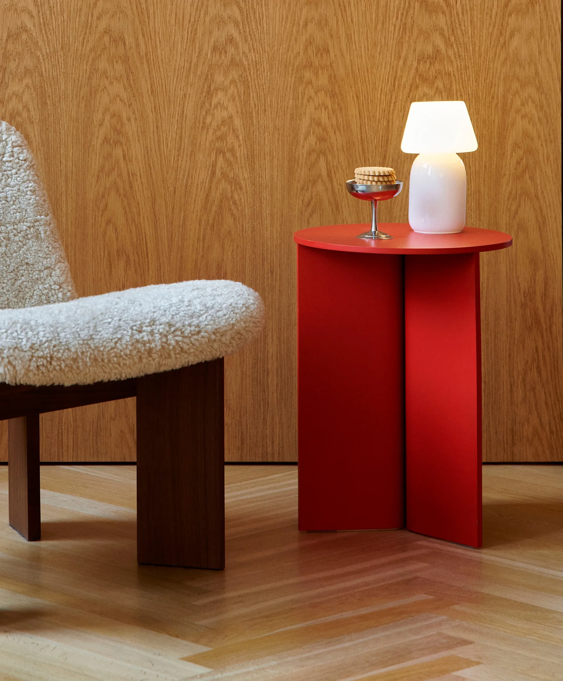 Slit high Beistelltisch Ø35 cm, Candy red lacquered oak HAY