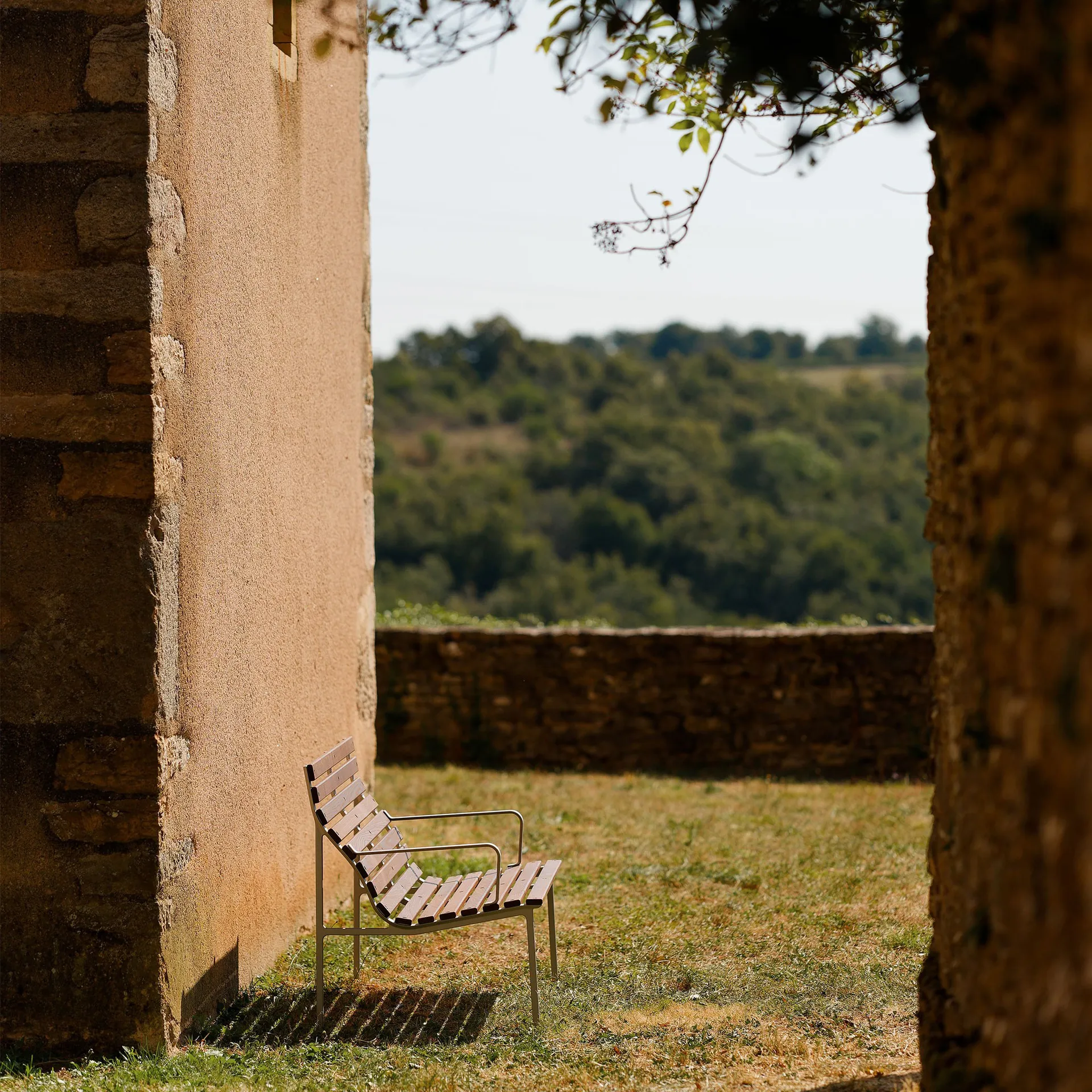 Traverse Lounge Bank mit Armlehnen, Oiled ash HAY